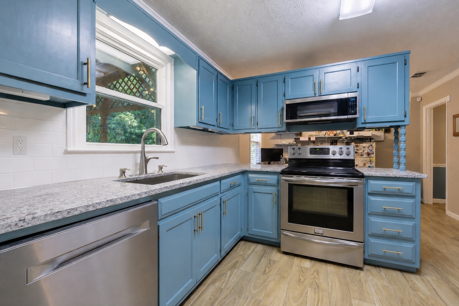 133 Ashling Dr LaGrange GA — bright kitchen with granite countertops