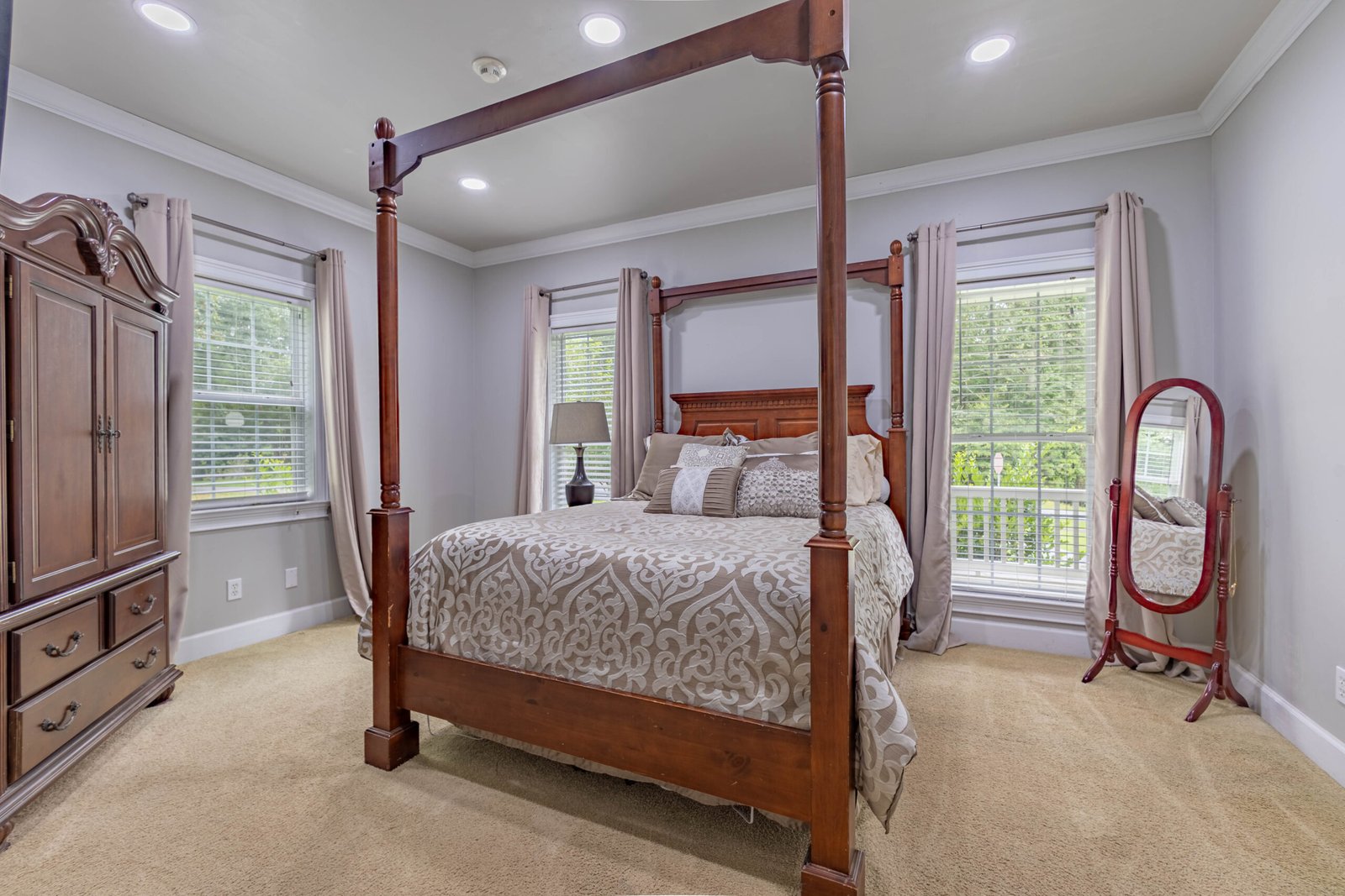 320 Alewine Ave Tallapoosa GA — sunroom or living space