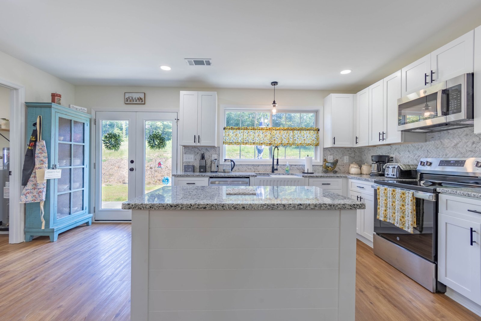234 County Road 13 Heflin AL — kitchen and dining area